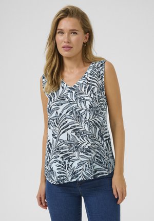 Blouse sans manches avec un décolleté en V, présentant un motif de feuilles bleu et blanc sur un fond clair, fabriquée en tissu léger.