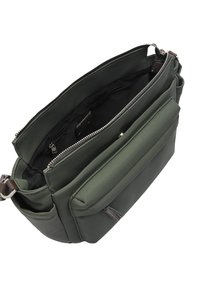Zielona torba na ramię z zamkiem błyskawicznym na górze, wieloma kieszeniami, gładką fakturą i srebrnymi akcentami. Posiada elegancki, strukturalny design.
