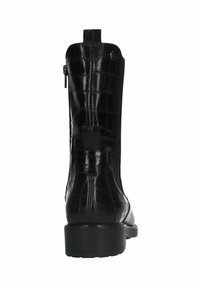 Stivale alla caviglia nero con motivo in rilievo a crocodile lucido, chiusura con zip e tacco basso a blocco. Superficie liscia, punta arrotondata e linguetta sulla parte superiore.