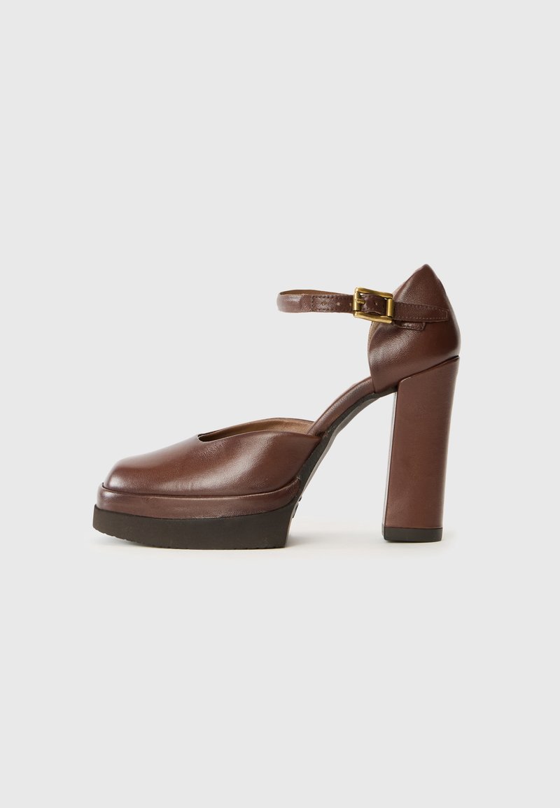 a.s.98 Plateaupumps bruin