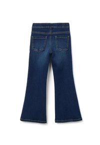 Jeans acampanados de denim azul oscuro, con bolsillos traseros y costuras visibles en la cinturilla y el dobladillo. Textura suave, diseño estándar.