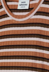 Top de algodão canelado com riscas horizontais alternadas em laranja queimado, castanho e branco. Decote redondo com uma textura subtil. Etiqueta visível.