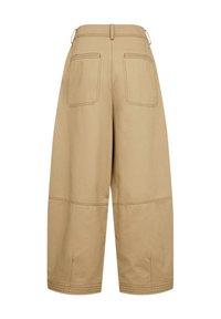 Pantalon beige à jambes larges et coupé avec deux poches plaquées à l'arrière et détails de coutures visibles sur fond blanc.