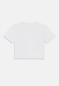 Hvid kortærmet cropped t-shirt, lavet af glat bomuldsstof, har rund hals og et simpelt, rent design uden pynt.