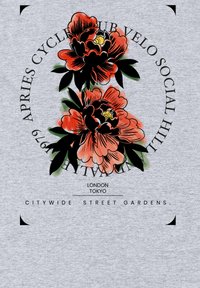Šedá textilní grafika s velkými červenými a černými květinovými vzory, se textem: "APRIES CYCLE CLUB VELO SOCIAL HILL, LONDON TOKYO CITYWIDE STREET GARDENS."