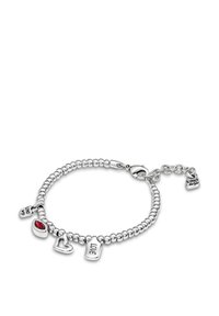 Bracelet en perles argentées avec des charms, incluant une pierre précieuse rouge, un cœur et des plaques gravées "UNO" et "LOVE". Fermoir ajustable.