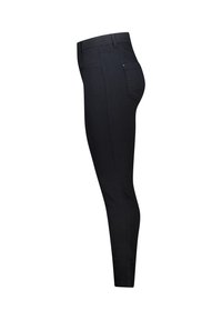Pantalon noir slim-fit présenté de profil avec une taille mi-haute, des passants pour ceinture et une seule poche arrière avec un bouton.