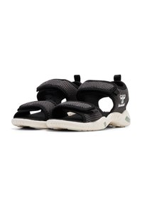 Sorte mesh sandaler med justerbare stropper, struktureret sort inderside og en hvid sål med en subtil grøn accent. Logo på siden.