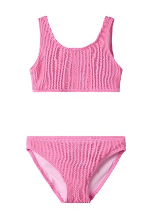 Tweedelig gestructureerd roze badpak met een mouwloze crop top en bijpassende hoog uitgesneden broekjes op een witte achtergrond.