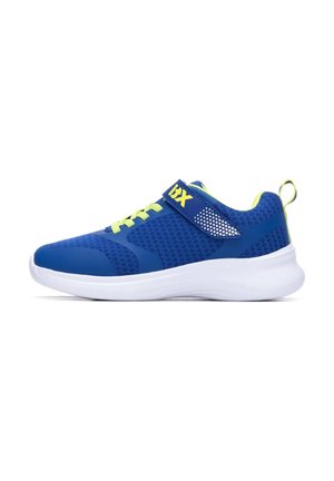 Zapatilla deportiva azul con cordones y detalles en amarillo neón, suela blanca y una correa de Velcro con la etiqueta "ixx" sobre un fondo blanco liso.