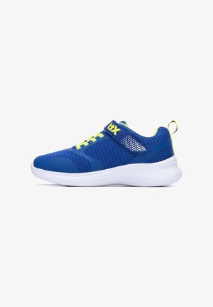 Zapatilla deportiva azul con cordones y detalles en amarillo neón, suela blanca y una correa de Velcro con la etiqueta "ixx" sobre un fondo blanco liso.