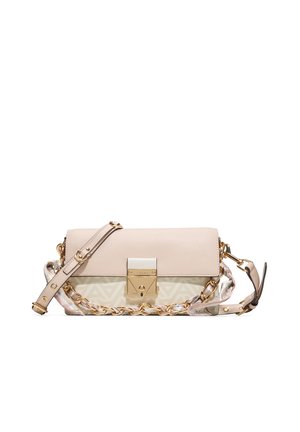 Obdélníková béžová a krémová kabelka přes rameno se zlatým řetízkovým popruhem, detail z látkového šátku a středovým zlatým uzamykacím mechanismem.