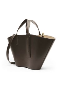 Sac fourre-tout en cuir marron foncé à la forme structurée, avec deux poignées supérieures, une bandoulière amovible et un fermoir en métal doré sur fond blanc.