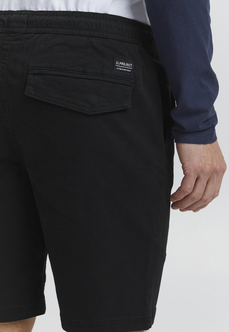 Herren Chino Shorts | 11 Project PRGAETO Shorts black/schwarz - AQ97255 Herren Chino Shorts | 11 Project PRGAETO Shorts black/schwarz - AQ97255