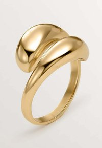 Anillo dorado con un diseño suave y curvado. Presenta dos acentos redondeados que se superponen con gracia, con una superficie brillante y un acabado pulido.