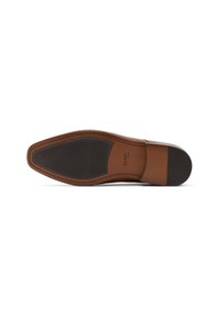 Sole di scarpa in pelle marrone con inserto in gomma texturizzata, caratterizzata da una forma definita e arrotondata con dettagli di cucitura a contrasto. Nome del marchio "ALDO" visibile.