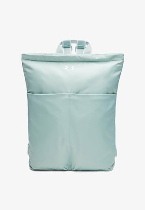 Svetlo modra nahrbtnik iz najlona, z sprednjim žepom, oblazinjenimi naramnicami in belim logotipom na sprednji strani. Gladek tekstura.