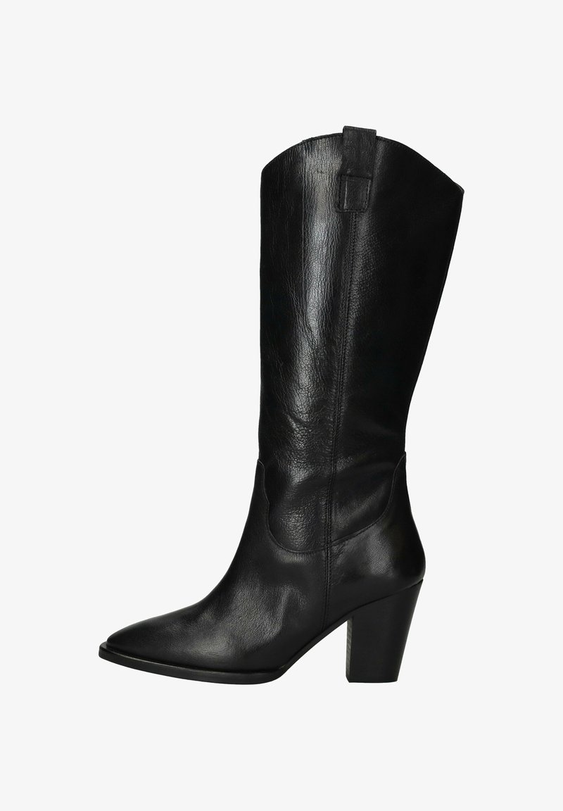 Zwarte leren knie-hoge laars met een puntige neus en blokhak. Heeft een subtiele gebogen vorm bij de enkel en een stevige trekriem aan de achterkant.