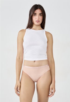 Top in cotone bianco leggero abbinato a slip bikini rosa con vita elastica lucida. Design semplice e minimalista.