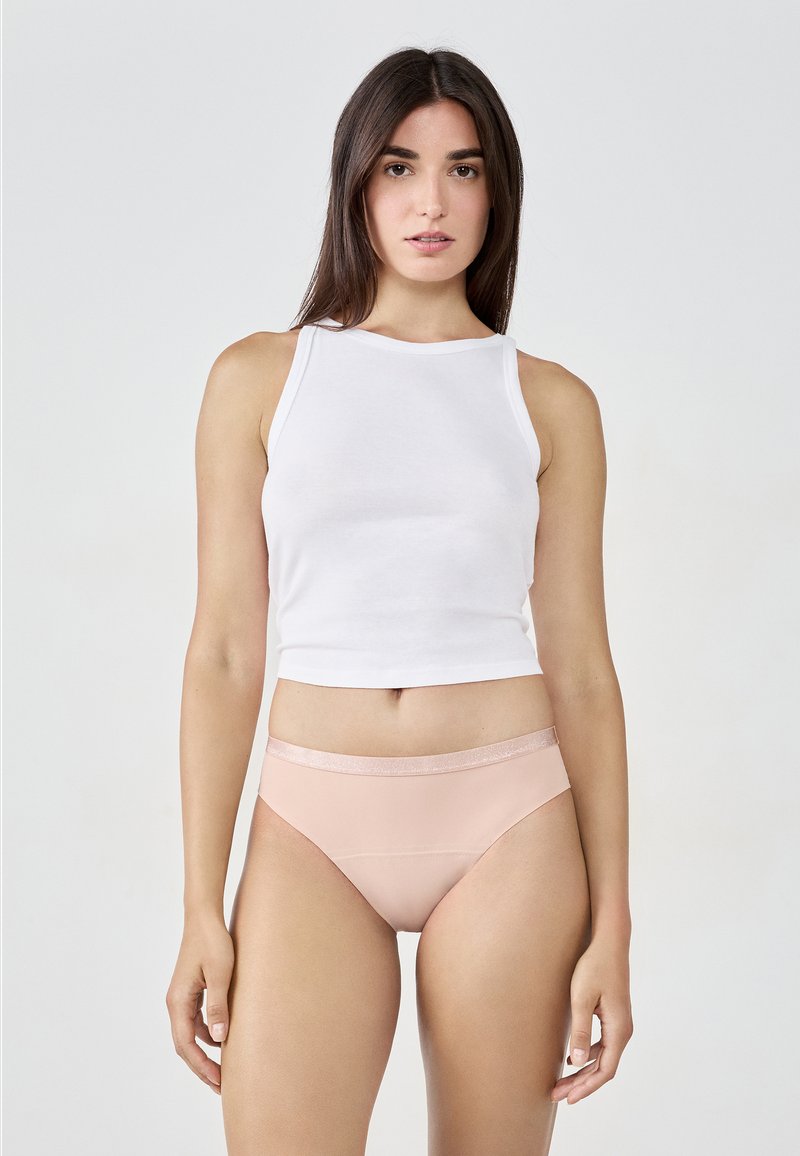Lekki biały top na ramiączkach w połączeniu z gładkimi różowymi majtkami bikini z błyszczącym elastycznym pasem. Prosty i minimalistyczny design.