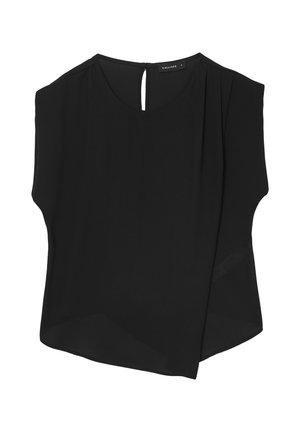 Blouse noire en tissu léger, avec un col rond, des manches courtes, et une coupe asymétrique avec une petite ouverture dans le dos.
