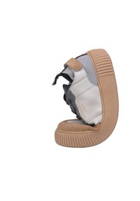 Sneaker bianco e grigio in materiali misti con un accento in suede color tan, dotata di una suola in gomma testurizzata e di una cinghia regolabile per una vestibilità sicura.