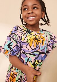 Next SHORT SLEEVE  REGULAR FIT - Džersio suknelė - purple pink tropical floral print
