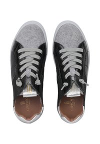 Sneaker neri e grigi con tomaia in pelle liscia e feltro, lacci grigi, dettagli argentati e interni imbottiti color cammello.