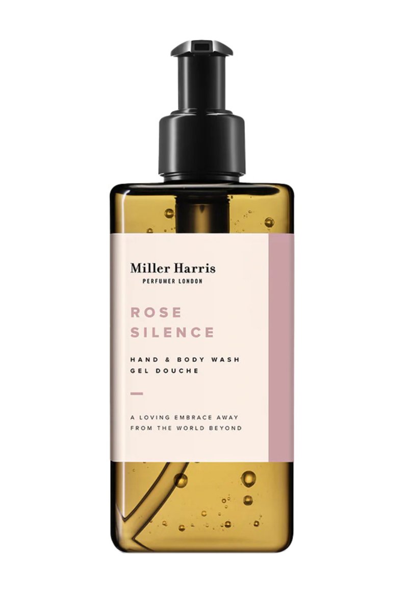 Bernsteinfarbene Flasche mit schwarzem Pumpverschluss, beschriftet mit „Rose Silence“ Hand- und Körperwaschgel von Miller Harris, zeigt die Geltextur im Inneren.