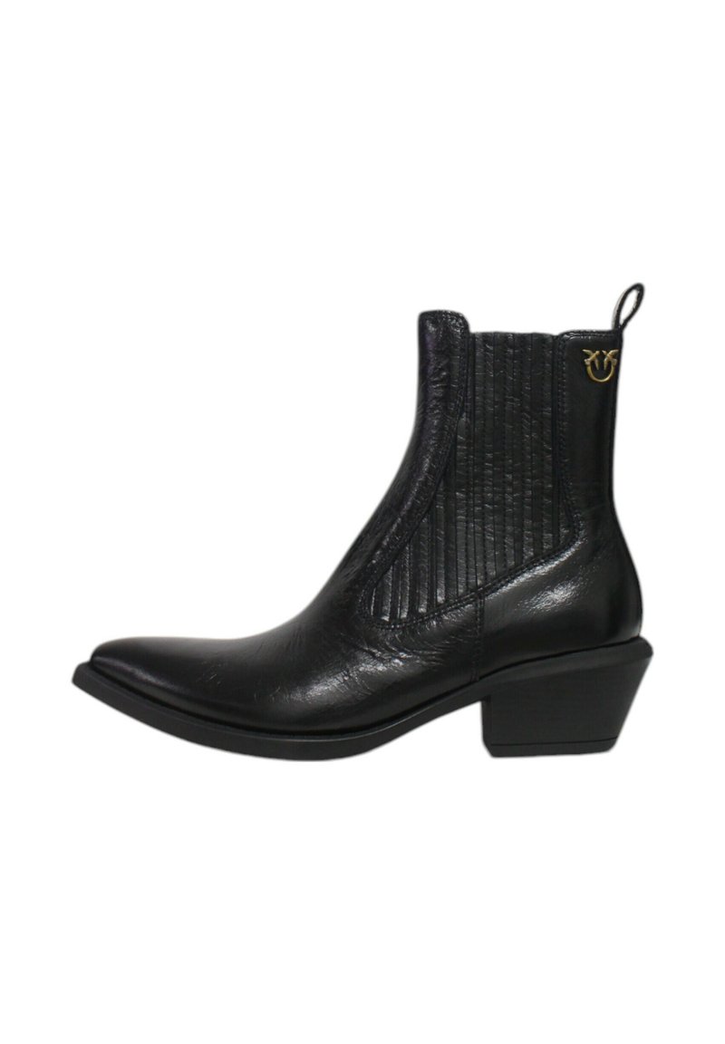 Czarne botki za kostkę z wysmuklonym czubkiem, teksturowanymi bocznymi panelami i niskim blokowym obcasem. Ozdobione metalicznym akcentem na tylnej pętli.