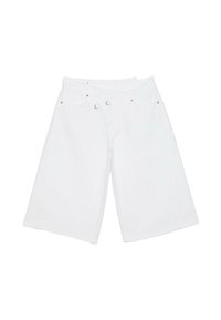 Short en denim blanc longueur genou avec fermeture avant par bouton et zip, poches avant et passants de ceinture.