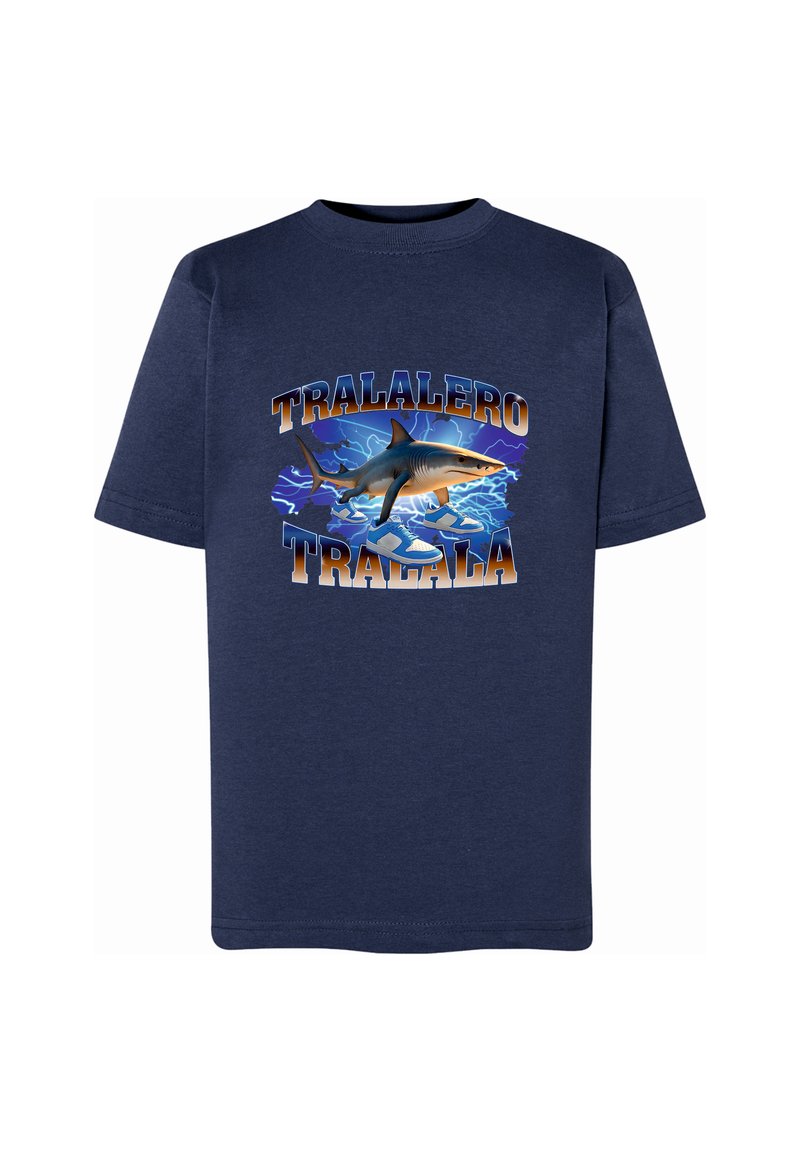 Granatowa bawełniana koszulka z grafiką rekina, napisem "TRALALERO TRA-LA" oraz wzorem błyskawicy w niebieskich i pomarańczowych odcieniach.