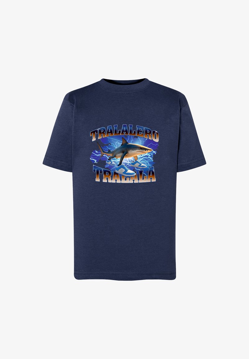 Granatowa bawełniana koszulka z grafiką rekina, napisem "TRALALERO TRA-LA" oraz wzorem błyskawicy w niebieskich i pomarańczowych odcieniach.