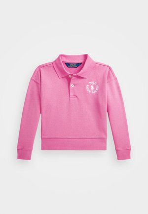 Polo de algodón de manga larga color rosa con un dobladillo acanalado, que presenta una tapeta de tres botones y un logo bordado blanco en el pecho.