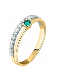 Goldring mit einem zentralen grünen Edelstein und weißen Diamanten auf einer Seite. Glatte Oberfläche, abgerundete Form und dezente Akzente.