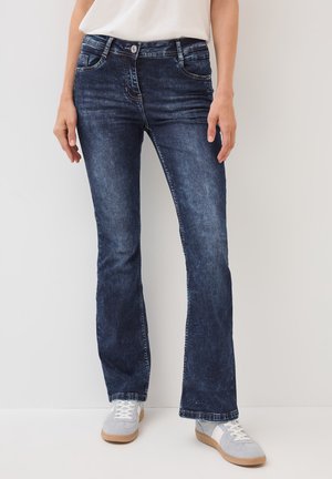 Donkerblauwe wijde jeans van denim, met voorzakken, een rits en contrasterende stiksels langs de naden en zakken.