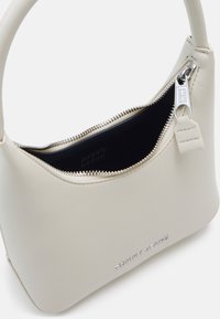 Tommy Jeans MUST SHOULDER BAG - Kézitáska - newsprint