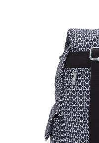 Sac à dos à motifs noir et blanc présentant un design géométrique, en tissu, avec des bretelles réglables et une poche latérale zippée.