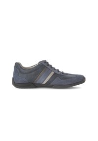 Chaussure de sport bleu marine en matériau suédé et en maille, avec des rayures grises, un design profil bas et une semelle en caoutchouc.