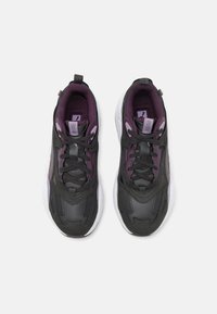 Pantofi sport negri și mov cu un design texturat, având o talpă albă, șireturi și o guler căptușit pentru confort.