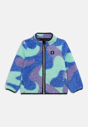 Dziecięca bluza polarowa na suwak z abstrakcyjnym wzorem moro w kolorach niebieskim, fioletowym i miętowym, z czarną lamówką i małą naszywką z logo na piersi.