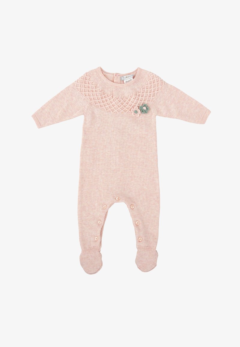 Salopette en tricot rose avec un empiècement texturé, des manches longues et des fermetures à boutons. Présente deux appliqués floraux décoratifs sur le devant.