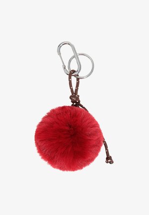 Czerwony pomponik z futra na breloczku z brązową skórzaną rączką i srebrnymi metalowymi elementami, o okrągłym, puszystym kształcie.