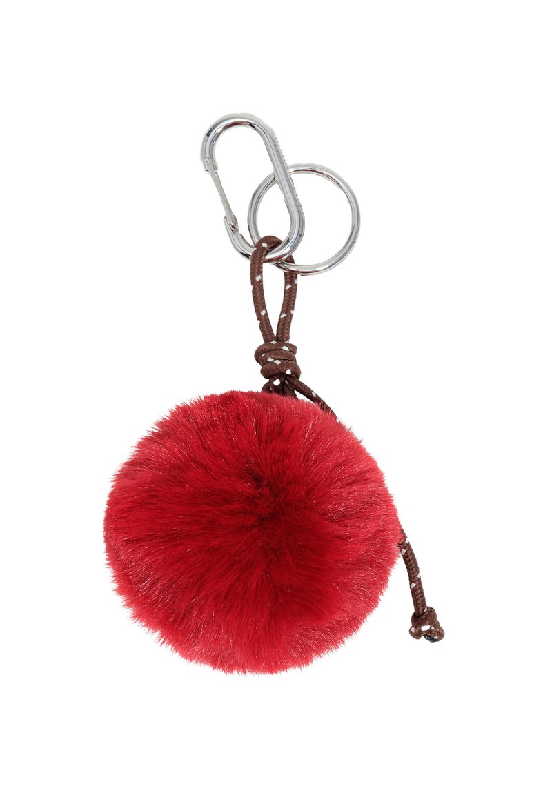 Czerwony pomponik z futra na breloczku z brązową skórzaną rączką i srebrnymi metalowymi elementami, o okrągłym, puszystym kształcie.