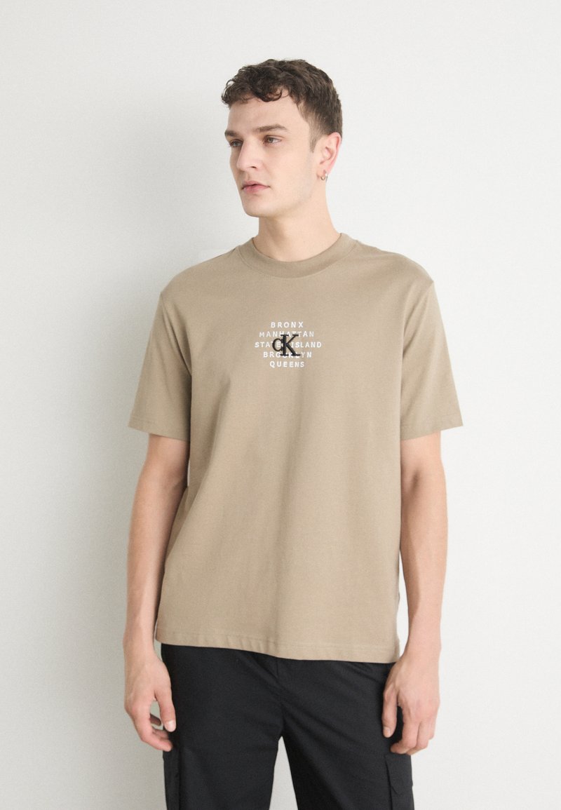 Calvin Klein Jeans - NYC STAMP GRAPHIC TEE - Camiseta estampada - brindle, Ampliar