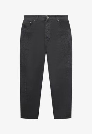 Schwarze, schmal zulaufende Hose mit Knopfverschluss, Fronttaschen und dezenten Used-Effekten an den Oberschenkeln.