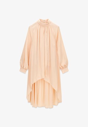 Vestito color pesca a maniche lunghe con collo alto arricciato, chiusura con bottoni sul retro e orlo asimmetrico a strati.