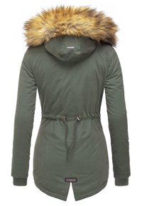 Zelená parka bunda s kapucňou obšitou umelým kožušinou, sťahovacím pásom a rebrovanými manžetami. Obsahuje ventilačnú časť na chrbte a označenie značky na spodnom leme.