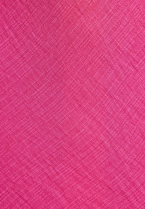 Jasnoróżowa tkanina o teksturowej powierzchni, z ukośnym wzorem i cienkimi liniami tworzącymi wygląd tkaniny.