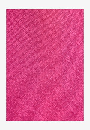 Tissu rose vif avec une surface texturée, présentant un motif diagonal et de fines lignes créant une apparence tissée.